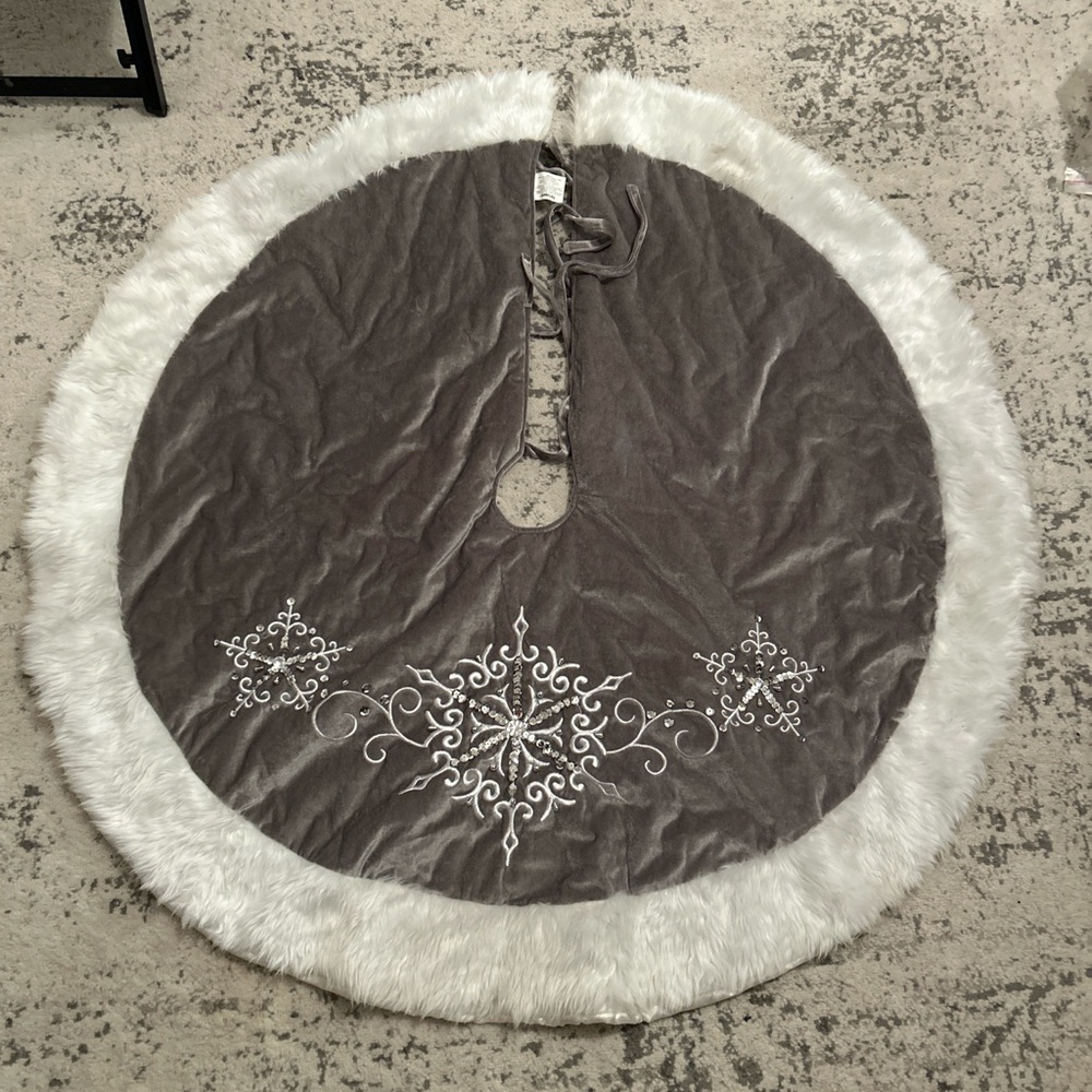 CHRISTMAS TREE SKIRT! Pier 1 Silver Faux Fur Snowflake Christmas Tree Skirt